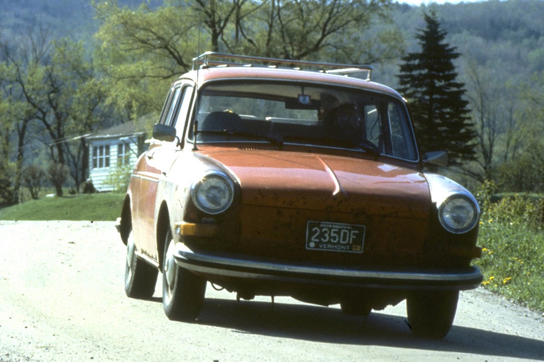 1980 – Oferta & Procura – Um carro desce a rua