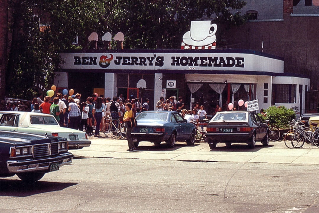 1982 – Toca a embalar! Pessoas do lado de fora da gelataria