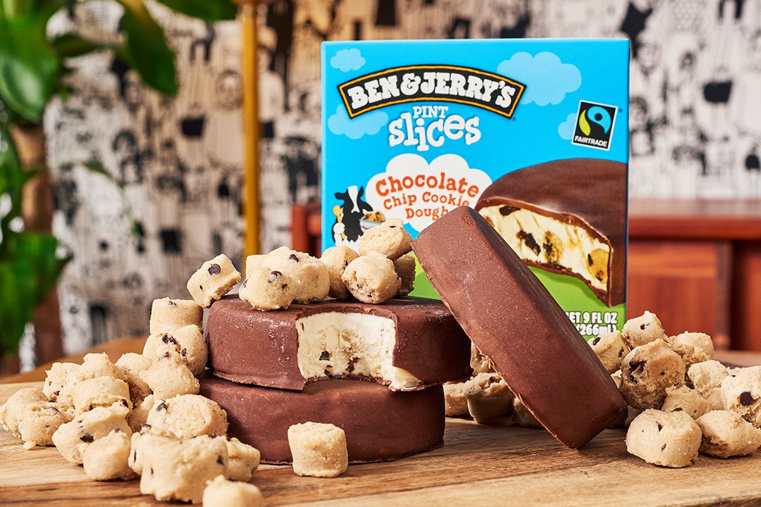 Uma mesa cheia de Pint Slices com massa de bolachas