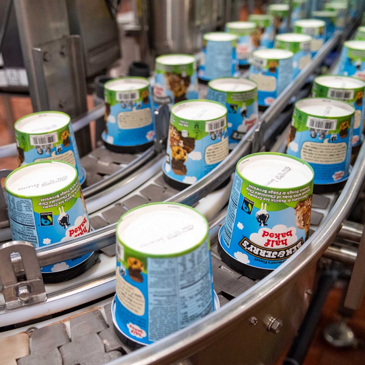 Copos de gelado Ben & Jerry’s numa linha de montagem